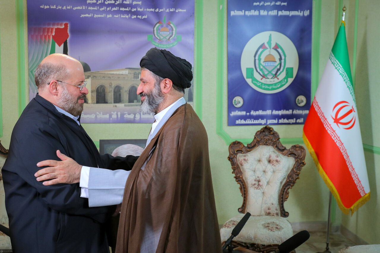 گزارش تصویری از حضور پسران رهبر انقلاب در دفتر حماس در تهران/ دیدار سید مصطفی، سید مجتبی، سید میثم و سید مسعود خامنهای با خالد قدومی