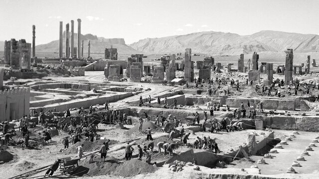 تختجمشید پیش از حفاری چه شکلی بود؟ / عکس + فیلم