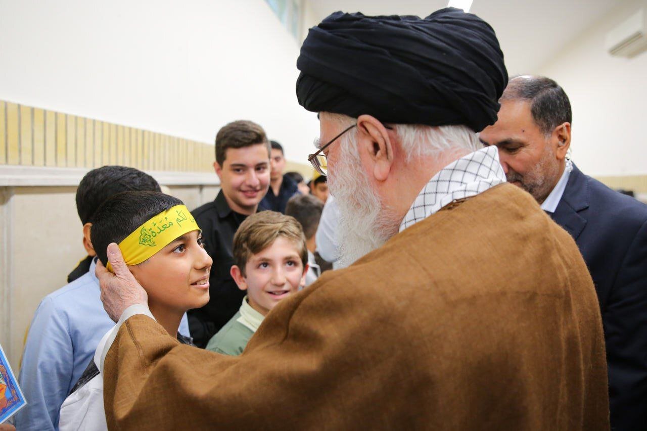 تصاویری از گفتگوی صمیمانه رهبری با فرزندان شهدای امنیت