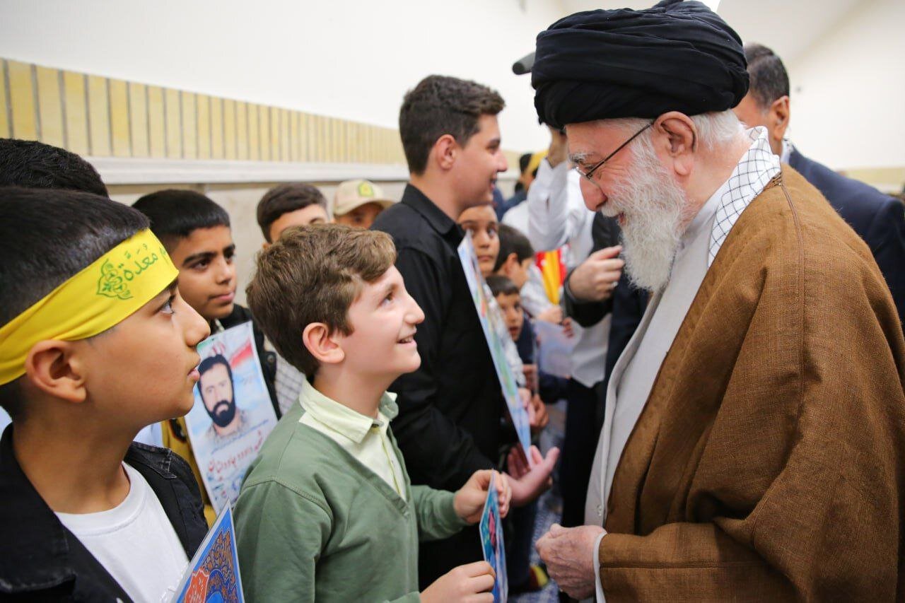 تصاویری از گفتگوی صمیمانه رهبری با فرزندان شهدای امنیت