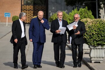 پرونده سازی تندروها علیه پزشکیان و دولتمردان /قالیباف و محسنی اژهای کنار رئیس جمهور خواهند ایستاد؟ پرونده سازی تندروها علیه پزشکیان و دولتمردان /قالیباف و محسنی اژهای کنار رئیس جمهور خواهند ایستاد؟