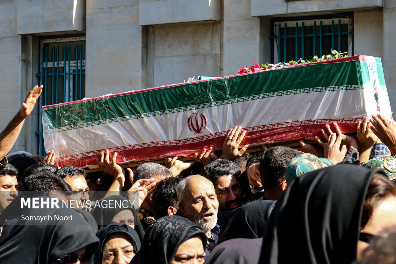 تصاویر تشییع پیکر شهیدان سجاد منصوری و حمزه جهاندیدا/شهدای پدافند هوایی بر دستان مردم و همرزمانشان