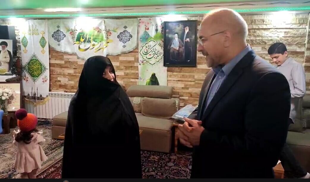 تصویری از دیدار قالیباف با خانواده شهید طهرانیمقدم