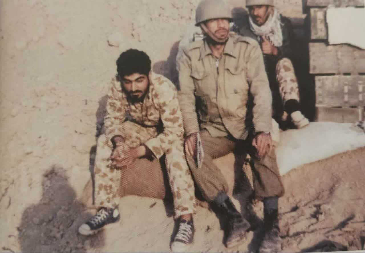 عکس | تصویری جالب از روزهای جوانی حاج قاسم سلیمانی با کفش آلاستار در دوران جنگ