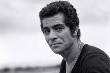 عکس | تصویری از بهروز وثوقی با خودروی لوکس شخصی در تهران در دهه ۵۰