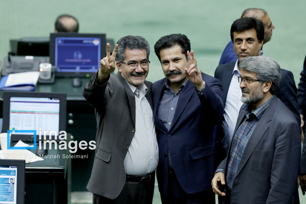 عکسی از معاون اهل سنت و کرد پزشکیان در آغوش نماینده تندرو مجلس /حسین زاده ژست پیروزی گرفت