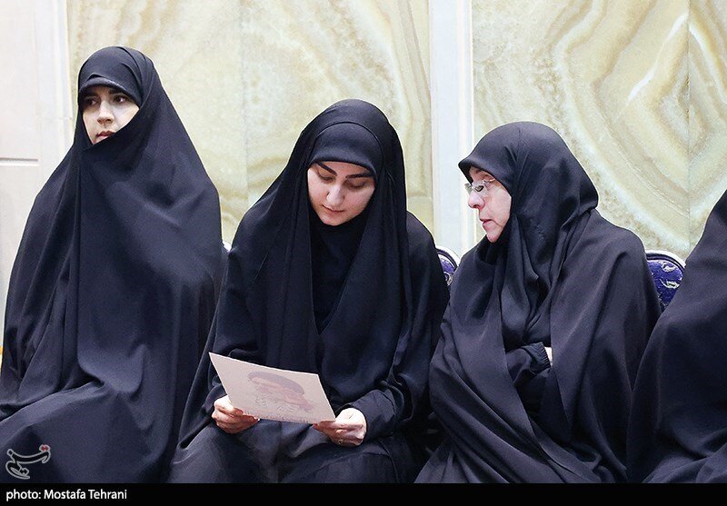 عکسی از زینب سلیمانی در مراسم گرامیداشت پدر همسرش /قالیباف همنشین مخبر شد