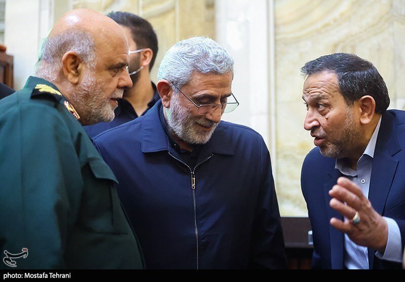 عکسی از زینب سلیمانی در مراسم گرامیداشت پدر همسرش /قالیباف همنشین مخبر شد