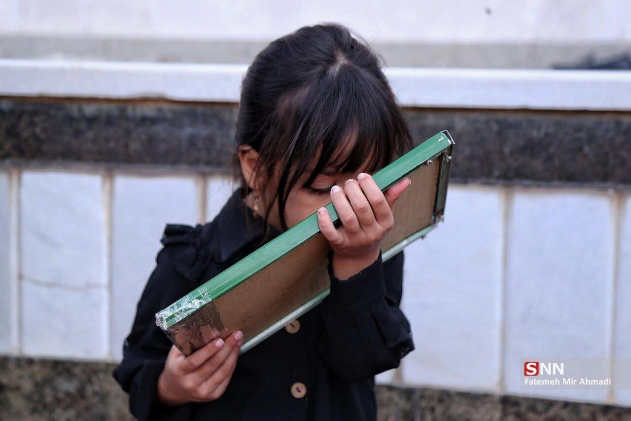 این عکس اشک شما را درمیآورد؛ بوسه دختر یکی از کارگران معدن طبس بر قاب عکس پدر