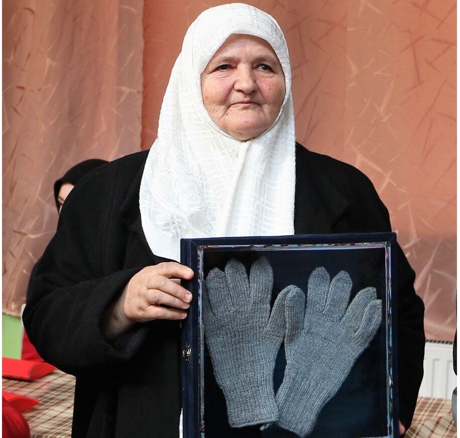 آرزوی ننه عصمت و شالگردنی برای آیت الله خامنهای