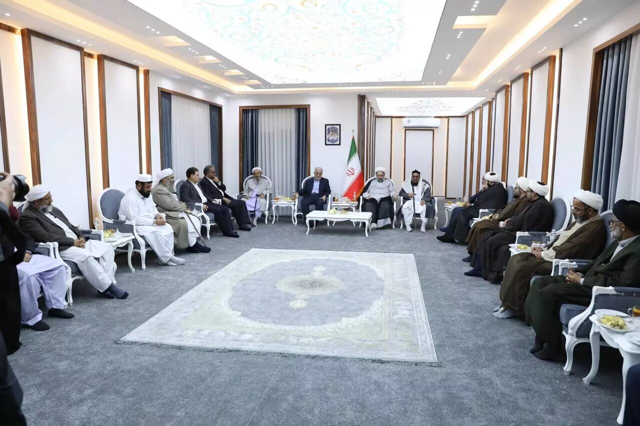 عکسی از وزیر پزشکیان در کنار مولوی عبدالحمید/ وعده وزیر کشور به اقلیتهای قومی و مذهبی