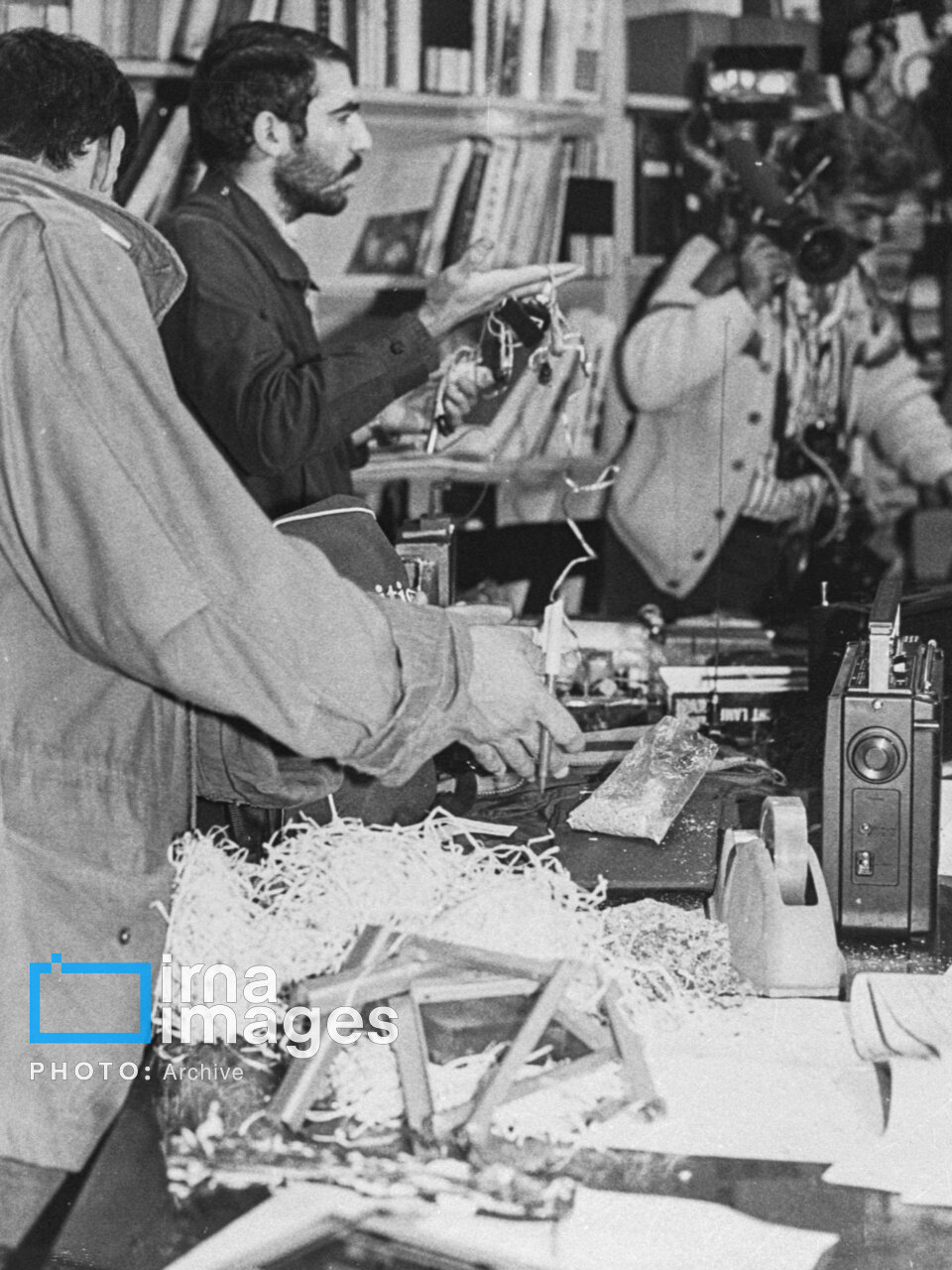 تصاویر کمتر دیده شده از تسخیر سفارت آمریکا/ اسناد محرمانه در خردکنها/ شعار مرگ بر کارتر روی دیوار دفتر سفارت