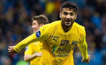 عکس| آتش بازی لژیونر استقلالی با یک هدیه خاص عکس| آتش بازی لژیونر استقلالی با یک هدیه خاص