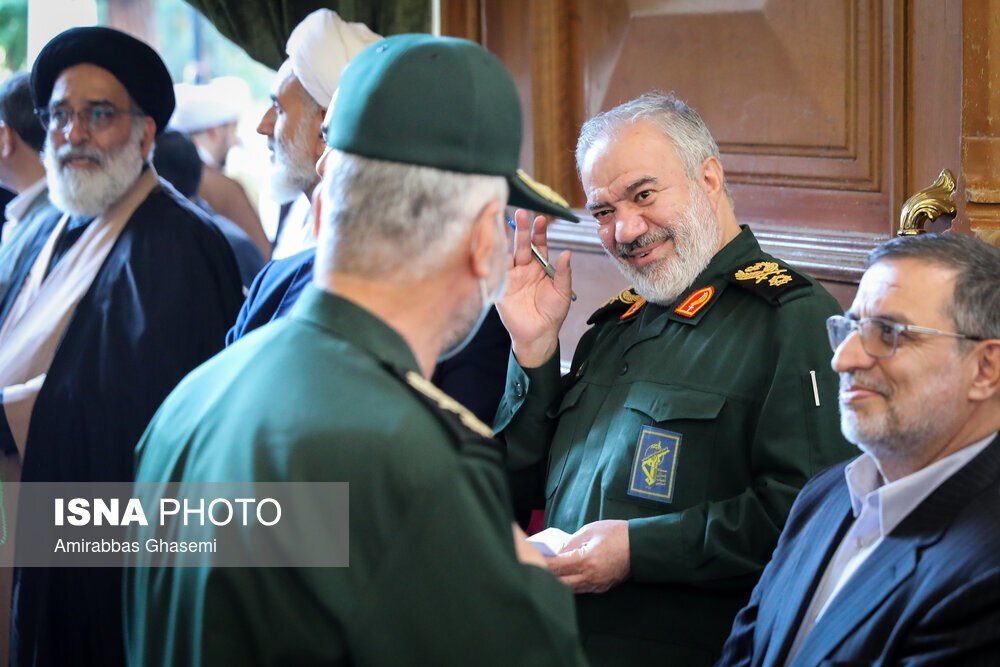 تصویری جالب از خوش و بش فرمانده بلندپایه سپاه با همرزم خود در جبهه