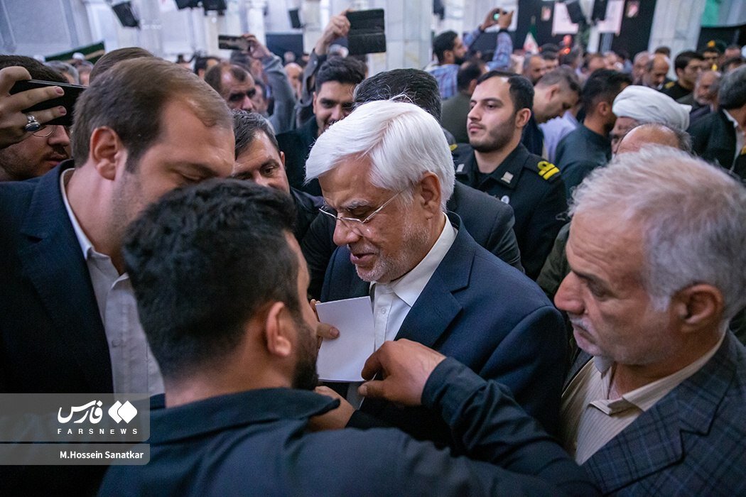 این فرد چه در جیب معاون اول رئیسجمهور قرار داد؟ +تصویر