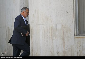 دوگانگی در شورای شهر تهران؛ اختلافها سر ماندن یا رفتن زاکانی بالا گرفته/ «اگر اقتضای سیاسی و حمایت خاص نبود زاکانی در جایگاه شهردار قرار نداشت» دوگانگی در شورای شهر تهران؛ اختلافها سر ماندن یا رفتن زاکانی بالا گرفته/ «اگر اقتضای سیاسی و حمایت خاص نبود زاکانی در جایگاه شهردار قرار نداشت»