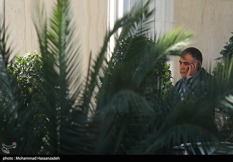 آقای وزیر در حیاط دولت شکار دوربینها شد + عکس