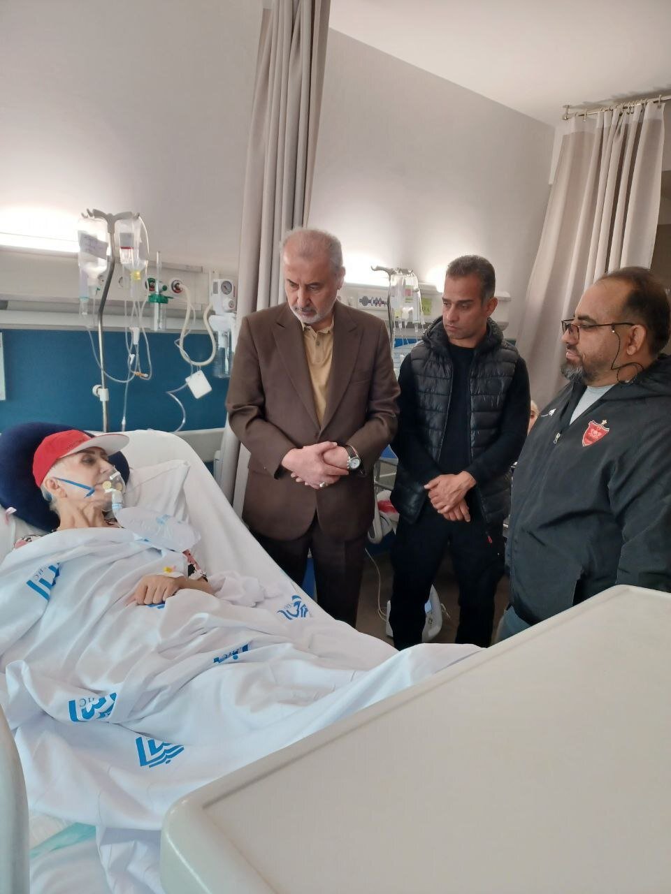 عکس | اقدام زیبای پرسپولیسیها؛ عیادت و هدیه برای یک هوادار زن