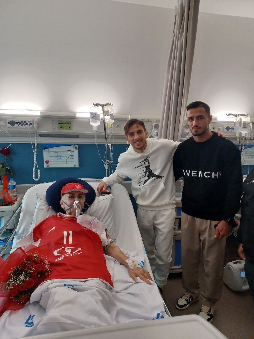 عکس | اقدام زیبای پرسپولیسیها؛ عیادت و هدیه برای یک هوادار زن