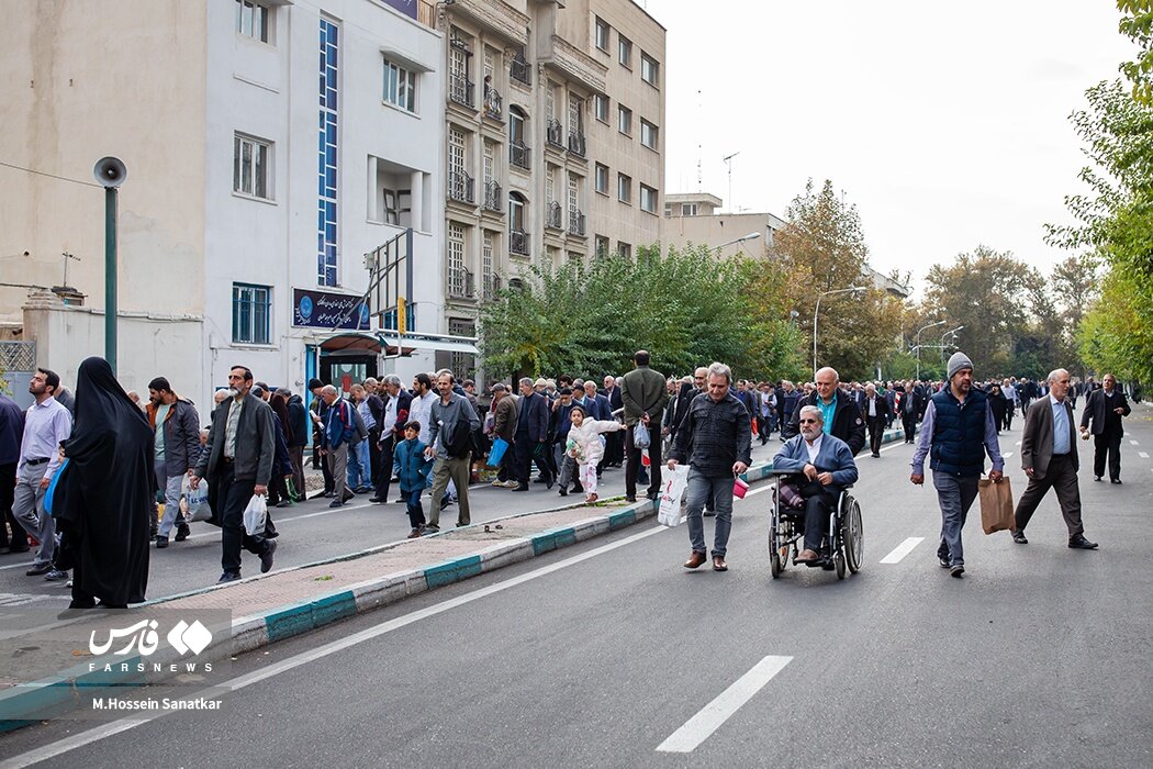 توزیع روزنامه رایگان همشهری با عنوان «ترامپ قمارباز؛ حریفت منم» در نماز جمعه/ تصاویر منتخب نمازجمعه تهران