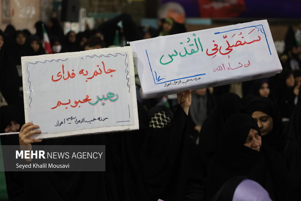 تصاویری از اجتماع «زنان مقاومت، دختران حاج قاسم» در اهواز/ دختر امام خمینی هم به همایش رفت