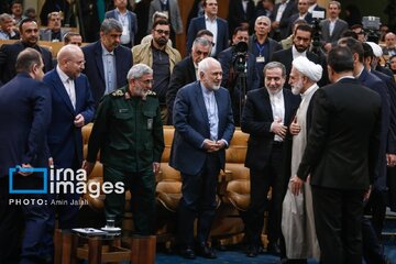 عکسی خاص از محمدجواد ظریف در یک مراسم /عراقچی، قالیباف و محسنی اژه ای هم بودند عکسی خاص از محمدجواد ظریف در یک مراسم /عراقچی، قالیباف و محسنی اژه ای هم بودند