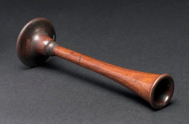 اولین گوشی پزشکی چه شکلی بود؟/ تاریخچه گوشیهای پزشکی و سیر تکامل آنها + عکس