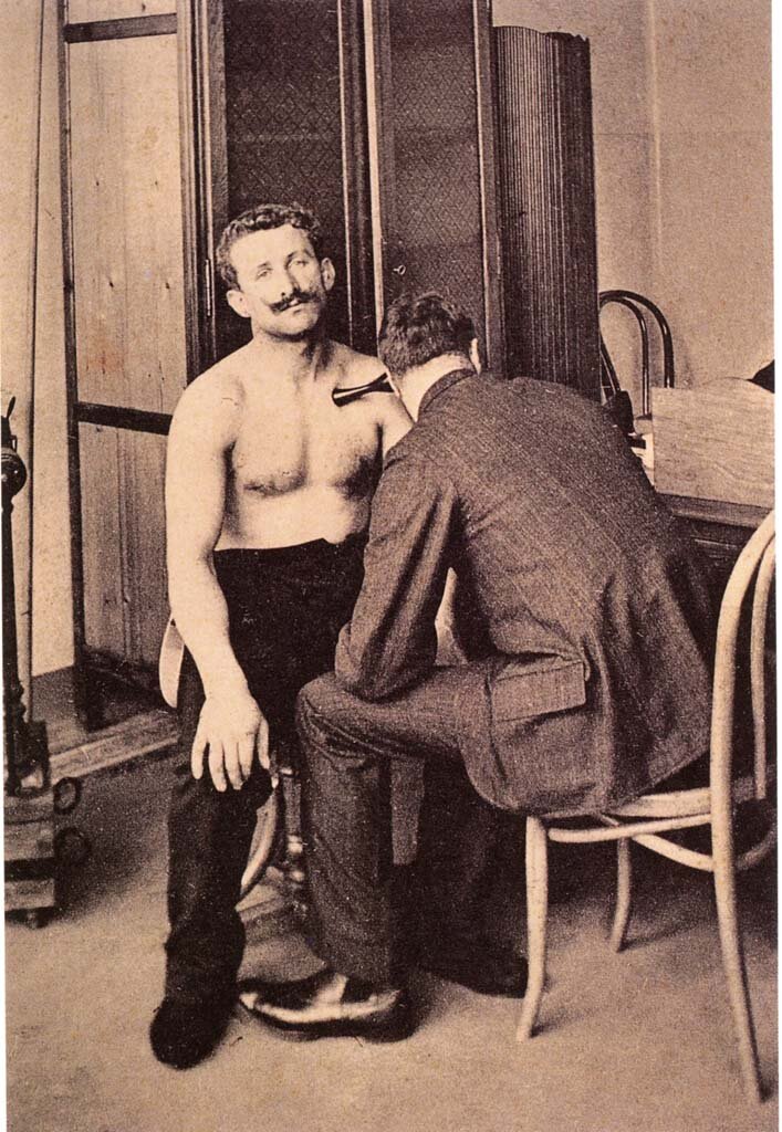 اولین گوشی پزشکی چه شکلی بود؟/ تاریخچه گوشیهای پزشکی و سیر تکامل آنها + عکس