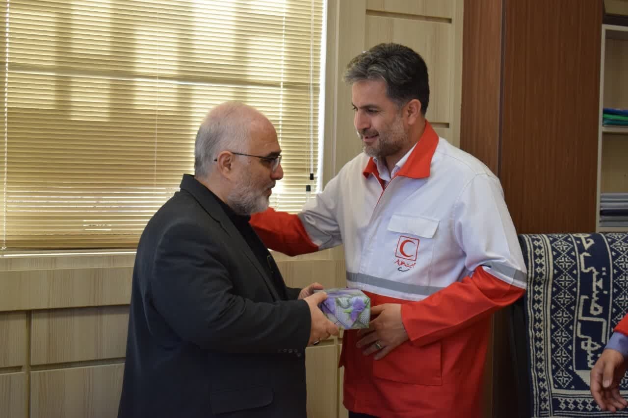 دیدار جمعیت هلال احمر یزد با دکتر ماندگاری مدیرعامل شهرک صنعتی جهان آباد میبد دیدار جمعیت هلال احمر یزد با دکتر ماندگاری مدیرعامل شهرک صنعتی جهان آباد میبد