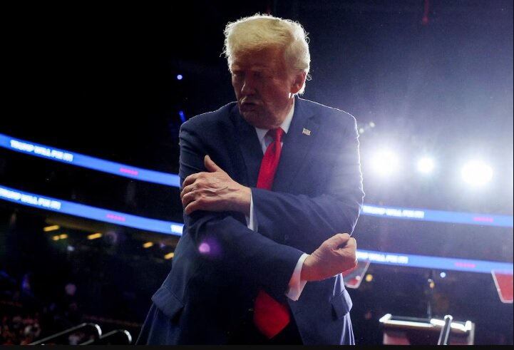 قدرتنمایی و بازو گرفتن ترامپ در عکسهای برتر رویترز!