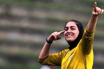 خانم گل مسابقات فوتبال زنان: از مبلغ قراردادم نپرسید چون خجالت می کشم بگویم!