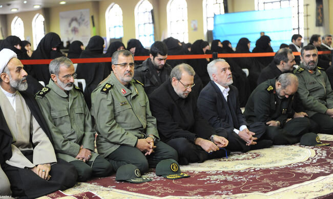 تصاویر قدیمی از حضور قالیباف، عزیز جعفری، علی لاریجانی، سعید جلیلی، قاآنی، حاجی زاده و شهید سلیمانی در مراسم تشییع شهید طهرانی مقدم