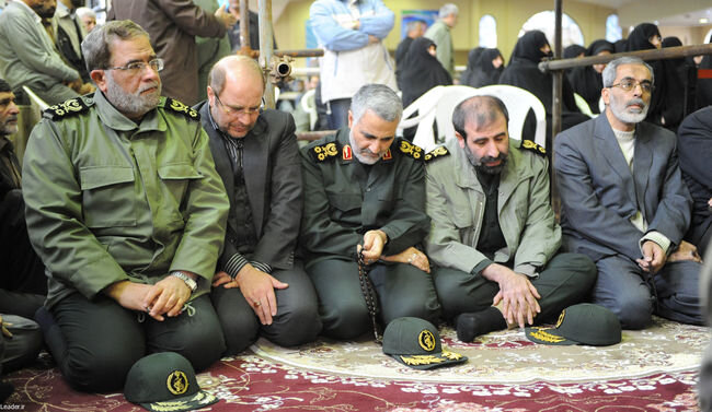 تصاویر قدیمی از حضور قالیباف، عزیز جعفری، علی لاریجانی، سعید جلیلی، قاآنی، حاجی زاده و شهید سلیمانی در مراسم تشییع شهید طهرانی مقدم