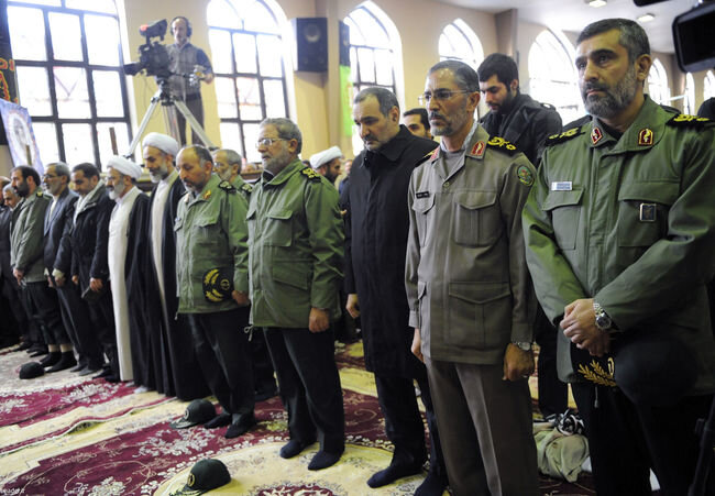 تصاویر قدیمی از حضور قالیباف، عزیز جعفری، علی لاریجانی، سعید جلیلی، قاآنی، حاجی زاده و شهید سلیمانی در مراسم تشییع شهید طهرانی مقدم