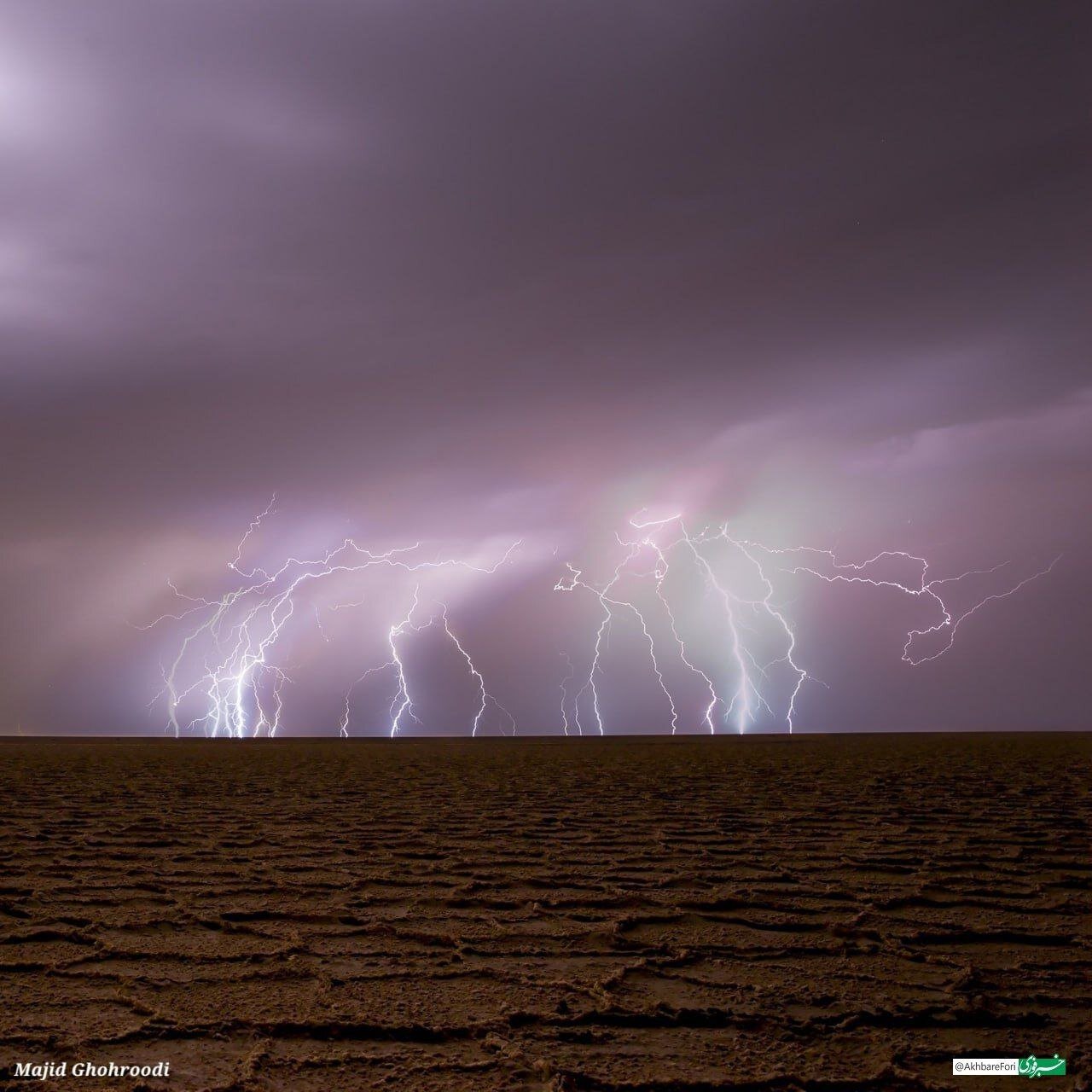 عکس| نمایی زیبا و شگفتانگیز از صاعقه در دل کویر
