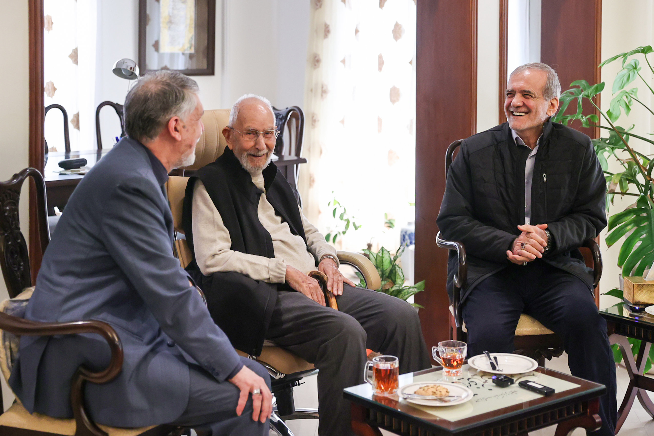 تصاویری از حضور پزشکیان در منزل نویسنده و تاریخ پژوه سرشناس