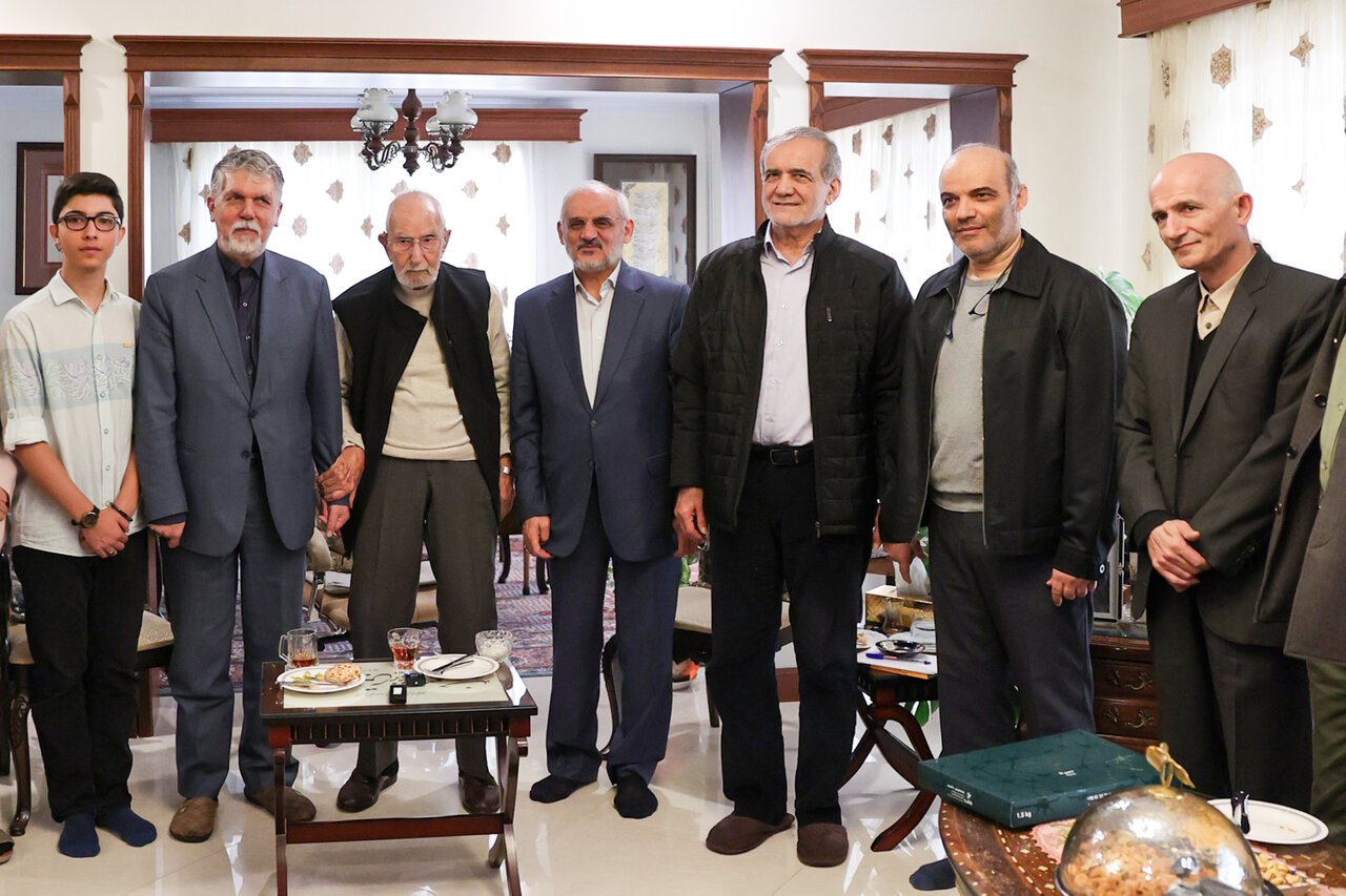 تصاویری از حضور پزشکیان در منزل نویسنده و تاریخ پژوه سرشناس