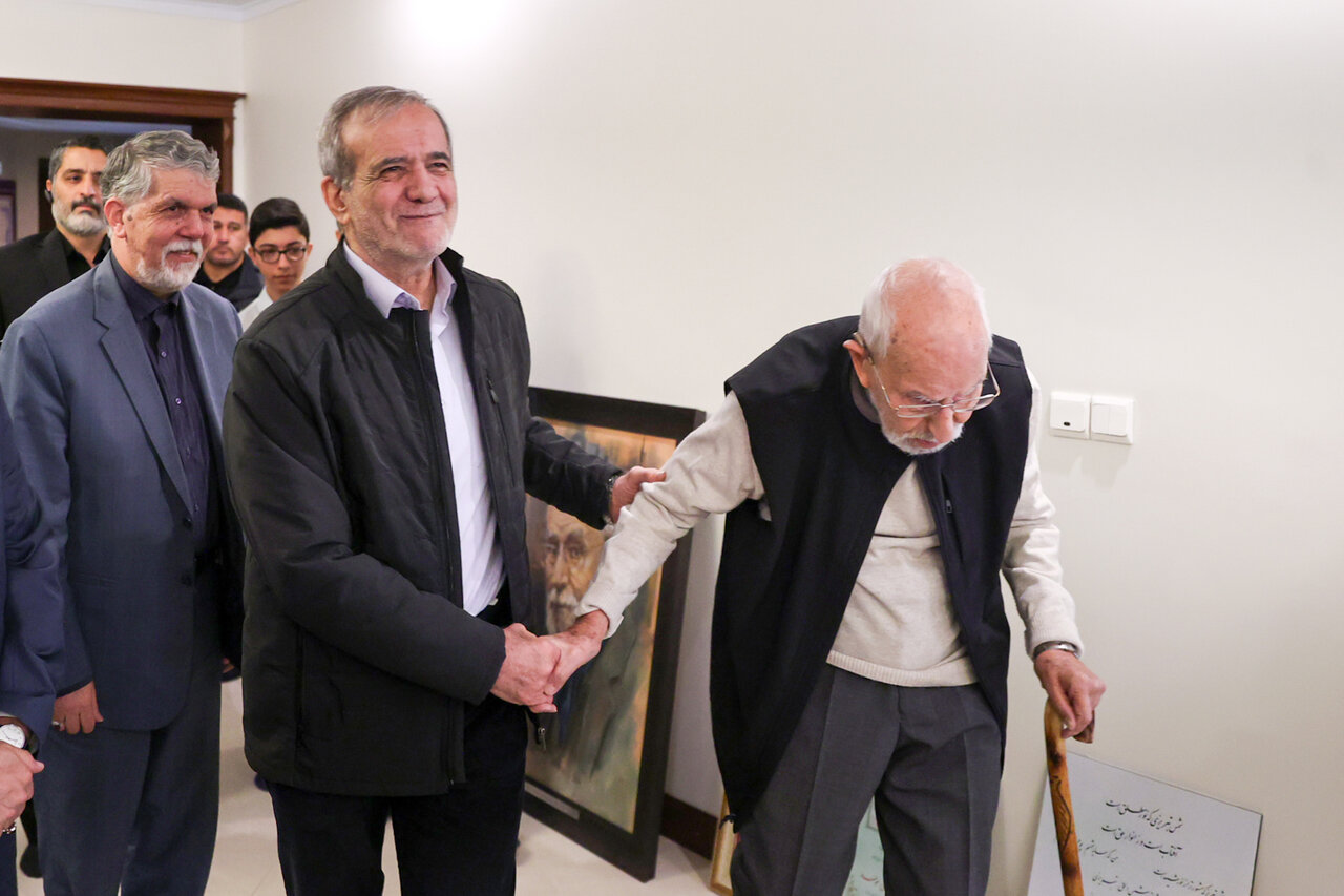 تصاویری از حضور پزشکیان در منزل نویسنده و تاریخ پژوه سرشناس