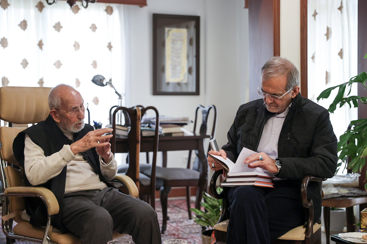 تصاویری از حضور پزشکیان در منزل نویسنده و تاریخ پژوه سرشناس