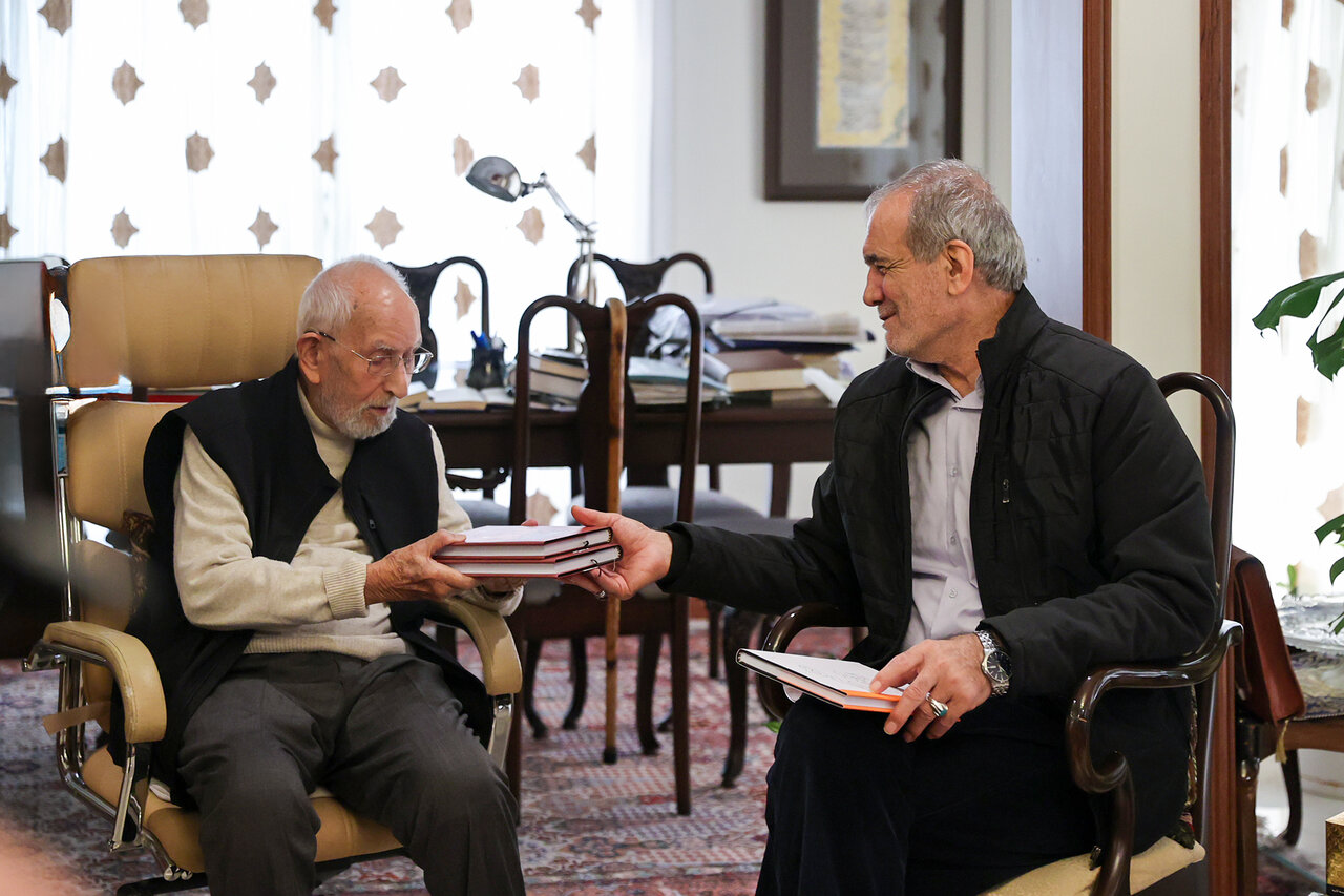 تصاویری از حضور پزشکیان در منزل نویسنده و تاریخ پژوه سرشناس