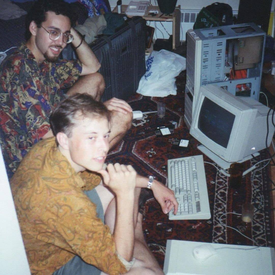 عکسی از چهارزانو نشستن ایلان ماسک روی فرش ایرانی!