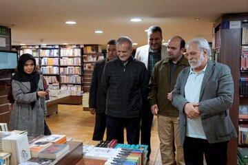 تصاویر جدید از مسعود پزشکیان و نوه هایش در شهر کتاب /کتابگردی به سبک خانواده آقای رئیس جمهور