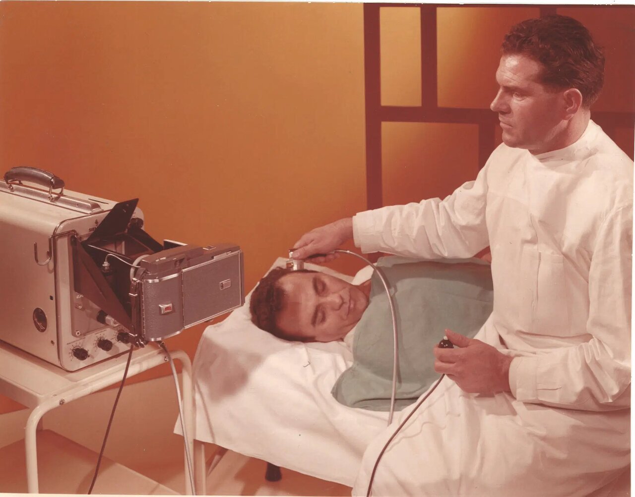 «سونوگرافی» چگونه کشف شد؟/ تصاویری از دستگاههای سونوگرافی در گذشت زمان