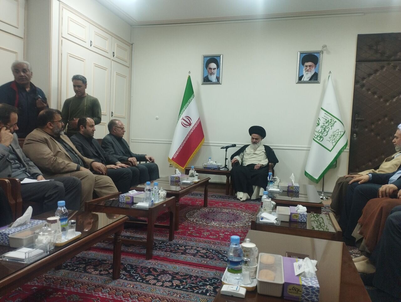 انتقاد تند یک مرجع تقلید از طرح تعطیلی شنبه ها /برخی نمایندگان یک برگ از قانون اساسی را نخواندهاند /معاون پزشکیان: اجازه تعطیلی شنبه ها را نمیدهیم