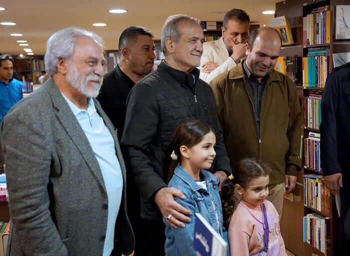 گشتوگذار رئیسجمهوری و نوهها در شهر کتاب/ هیچ فاصلهای میان مردم و پزشکیان نبود