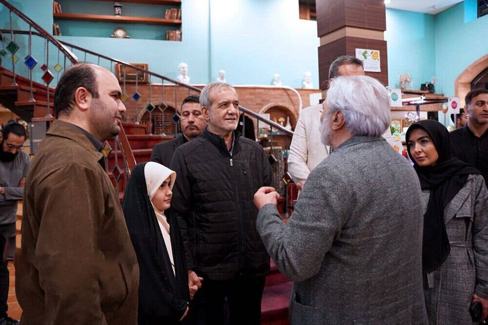 گشتوگذار رئیسجمهوری و نوهها در شهر کتاب/ هیچ فاصلهای میان مردم و پزشکیان نبود