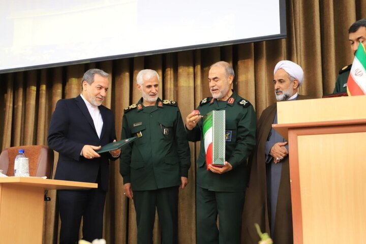 تصویی از تقدیر نماینده ولیفقیه در سپاه از عراقچی