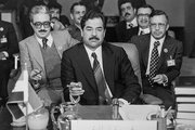 عکس/ صدام در دفتر بنیان‌گذار امارات؛ سال ۱۳۵۲