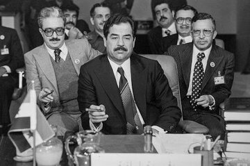 عکس/ صدام در دفتر بنیان‌گذار امارات؛ سال ۱۳۵۲