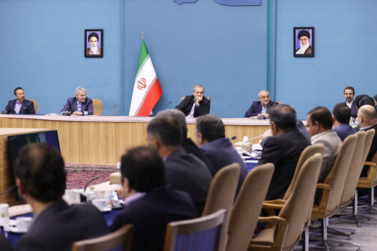 دیدار اعضای حزب اعتدال و توسعه با پزشکیان/ علی جنتی و واعظی هم آمدند